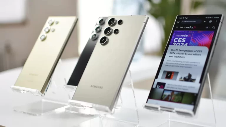Samsng-Ultra phones on display