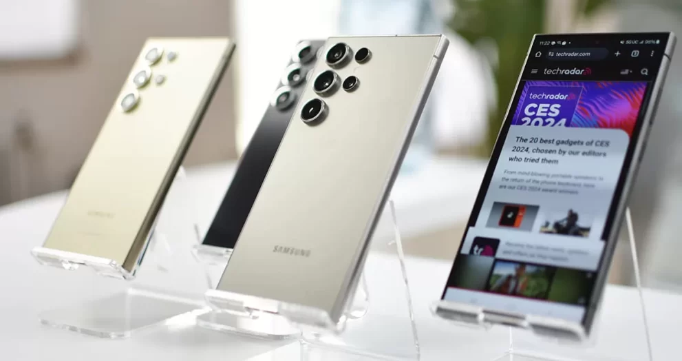 Samsng-Ultra phones on display